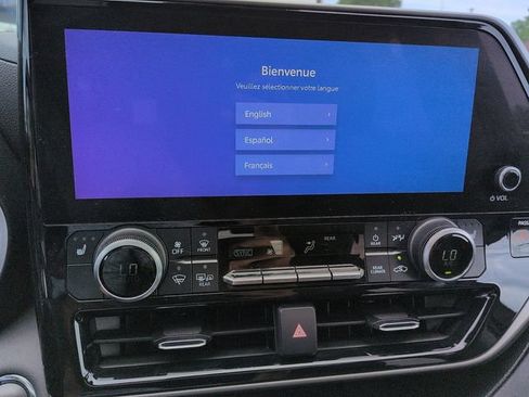 Used 2023 Toyota Highlander XLE AWD/4WD image 22