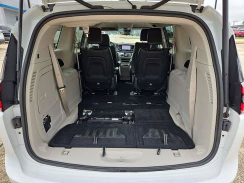 Used 2023 Chrysler Pacifica Touring-L FWD image 23