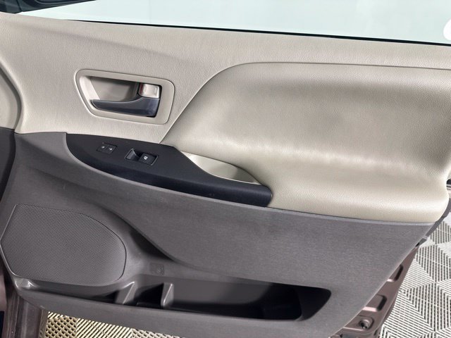 Used 2018 Toyota Sienna LE w/ Carpet Mat Package AWD/4WD image 24