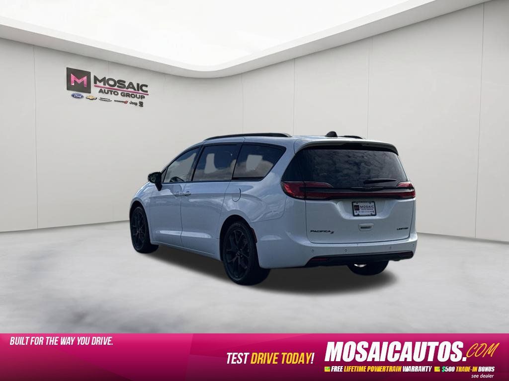 Used 2025 Chrysler Pacifica Limited FWD image 5