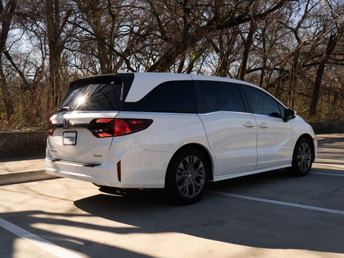 Used 2025 Honda Odyssey Touring image 9