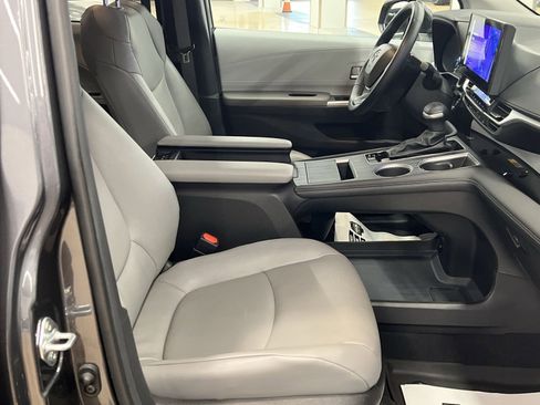 Used 2025 Toyota Sienna XLE image 27