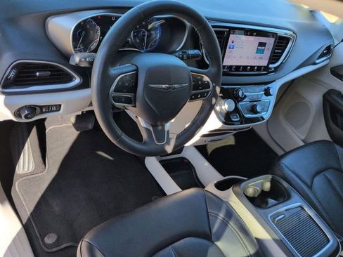 Used 2023 Chrysler Pacifica Touring-L FWD image 11
