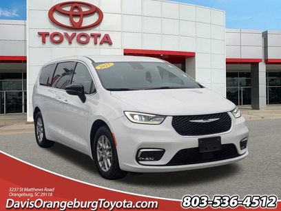 Used 2025 Chrysler Pacifica Select