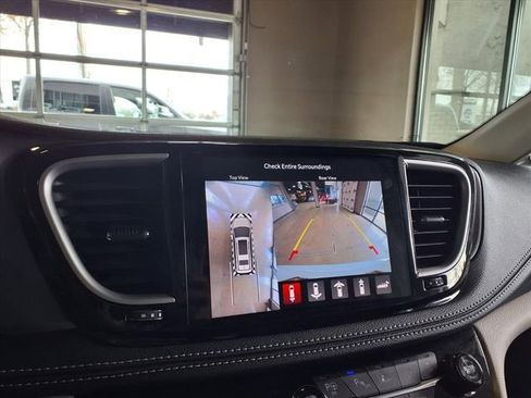 Used 2024 Chrysler Pacifica Touring-L FWD image 26