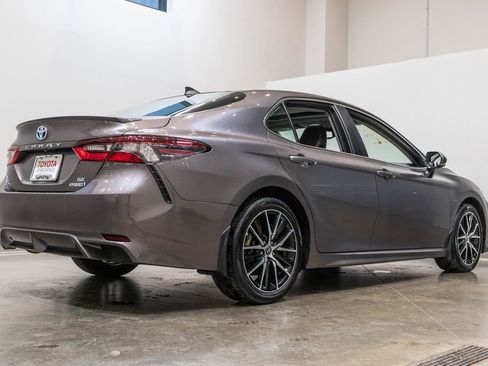 Used 2024 Toyota Camry SE w/ Cold Weather Package image 9