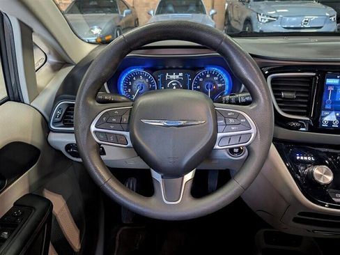 Used 2017 Chrysler Pacifica Touring w/ Tire & Wheel Group image 19