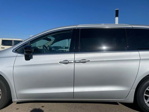Used 2024 Chrysler Pacifica Touring-L FWD image 28