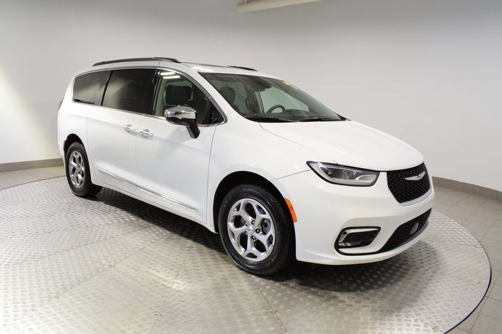 Used 2023 Chrysler Pacifica Limited AWD/4WD image 1
