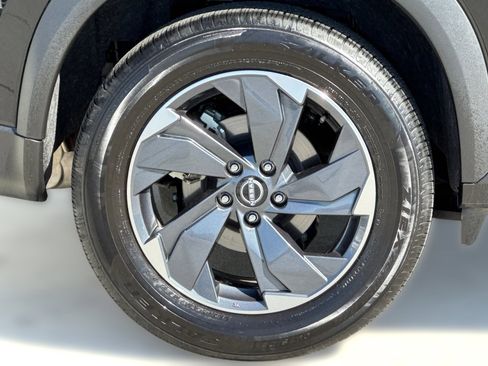 Used 2025 Nissan Rogue SV FWD image 11