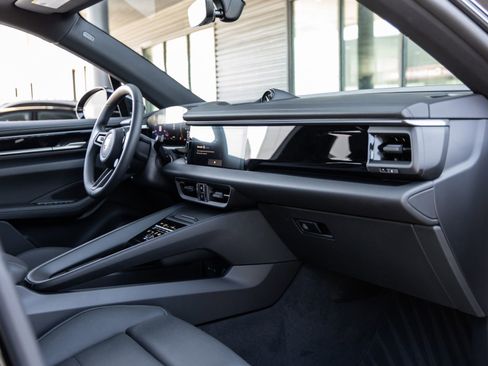 Certified 2025 Porsche Macan 4 Electric image 40