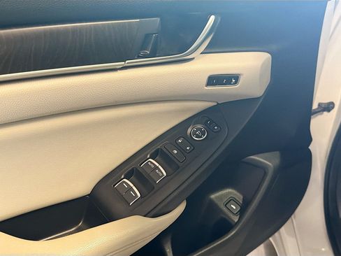 Used 2018 Honda Accord Touring image 15