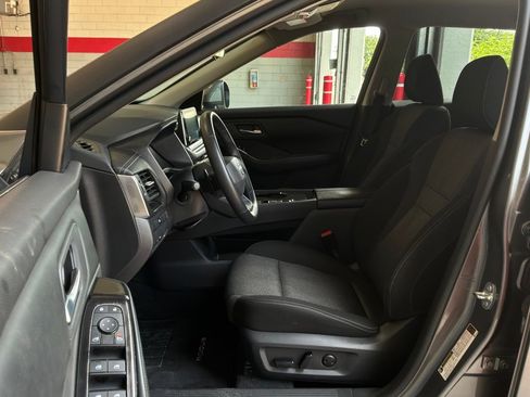 Used 2025 Nissan Rogue SV FWD image 10