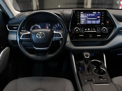 Used 2022 Toyota Highlander LE AWD/4WD image 39