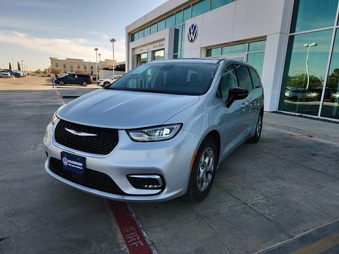 Used 2024 Chrysler Pacifica Limited FWD image 3