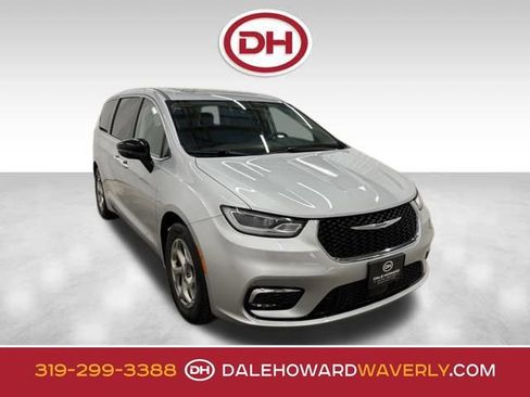 Used 2024 Chrysler Pacifica Limited image 1
