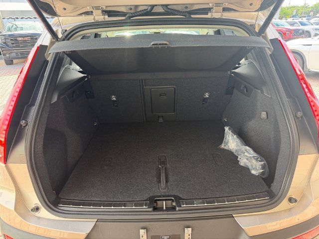 Certified 2024 Volvo XC40 B5 Plus AWD/4WD image 15