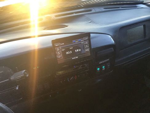 Used 2001 Ford Excursion XLT image 24