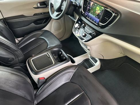 Used 2023 Chrysler Pacifica Touring-L FWD image 21