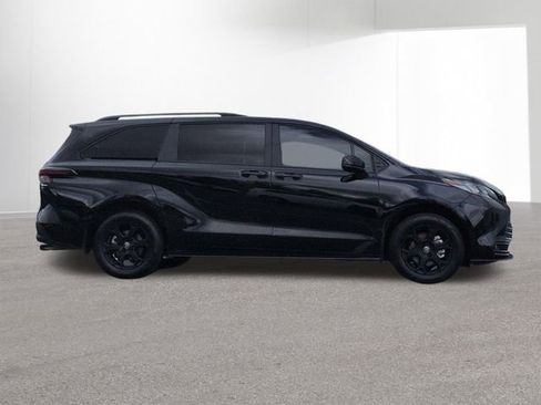 Certified 2026 Toyota Sienna XLE Woodland Edition AWD/4WD image 4