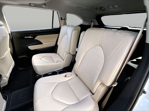 Used 2024 Toyota Highlander XLE FWD image 20