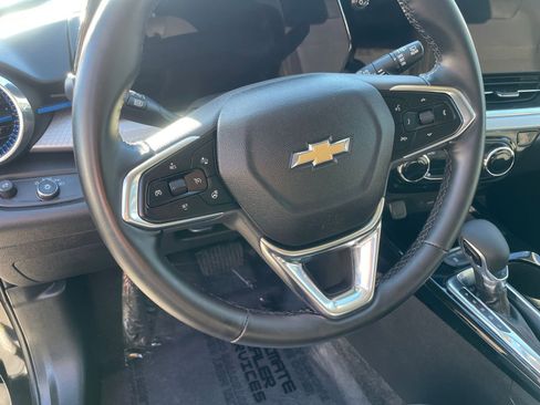 Used 2025 Chevrolet Trax LT w/ LT Convenience Package image 28