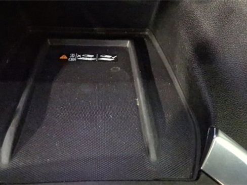 Used 2023 Chevrolet Traverse LT image 32