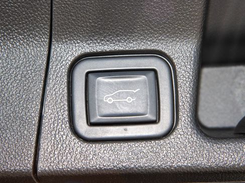 Used 2022 GMC Acadia SLE w/ Driver Convenience Package image 13