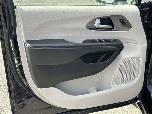 Used 2023 Chrysler Pacifica Touring-L FWD image 15