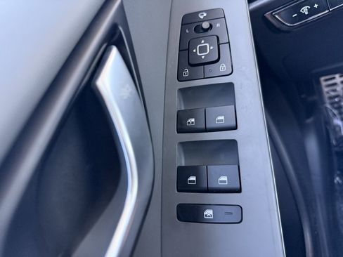 Used 2025 Kia Niro EX Touring FWD image 26