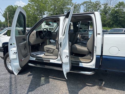 Used 2005 Chevrolet Silverado 2500 LT w/ Heavy-Duty Power Package image 29