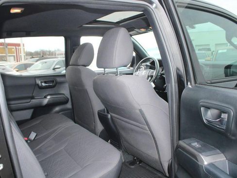 Used 2017 Toyota Tacoma TRD Sport image 13