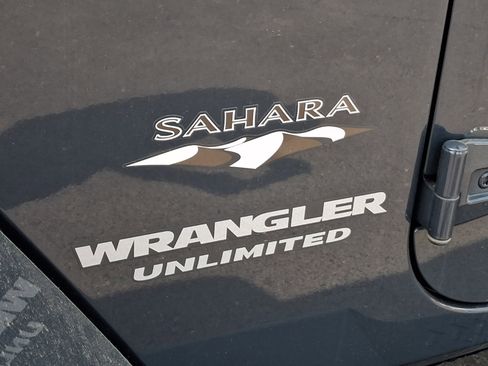 Used 2017 Jeep Wrangler Unlimited Sahara w/ Connectivity Group AWD/4WD image 29