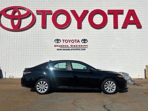 Used 2020 Toyota Camry LE image 4