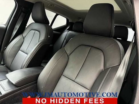 Used 2022 Volvo XC40 T5 Momentum w/ Premium Package image 14