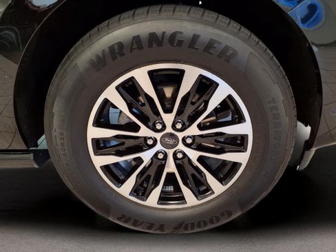 Used 2025 Ford Expedition Platinum AWD/4WD image 8