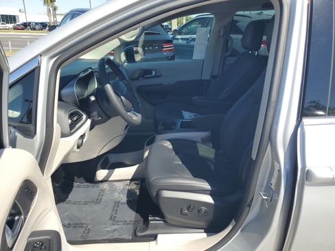 Used 2024 Chrysler Pacifica Touring-L image 13