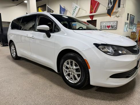 Used 2020 Chrysler Voyager LX FWD image 14