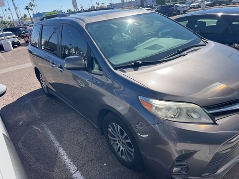 Used 2018 Toyota Sienna XLE Premium w/ Carpet Mat Package image 11