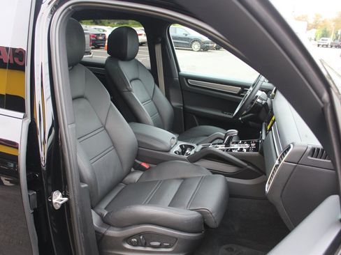 Used 2022 Porsche Cayenne Platinum Edition image 17