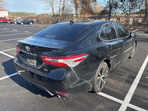 Used 2020 Toyota Camry SE image 3