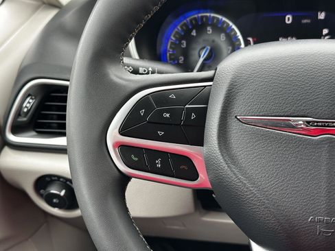 Used 2024 Chrysler Pacifica Touring-L FWD image 12
