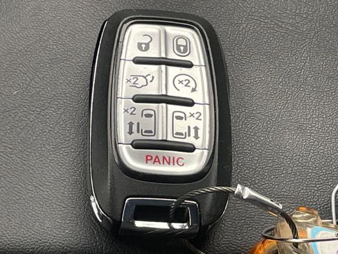 Used 2025 Chrysler Pacifica Select image 25