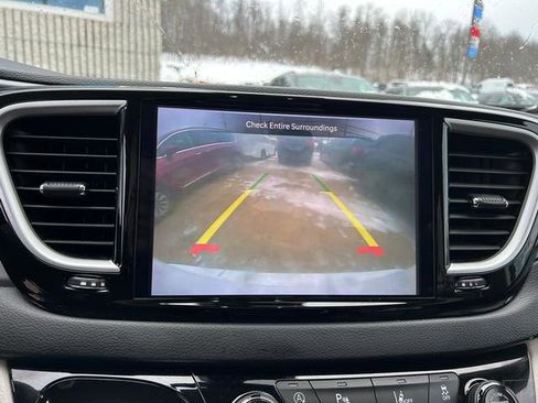 Certified 2023 Chrysler Pacifica Touring-L image 13