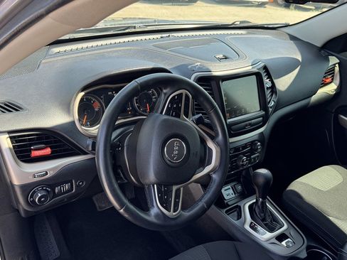 Used 2017 Jeep Cherokee Latitude w/ Comfort/Convenience Group FWD image 15