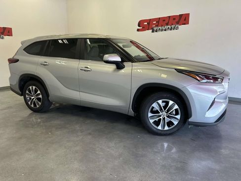 Used 2024 Toyota Highlander XLE FWD image 2