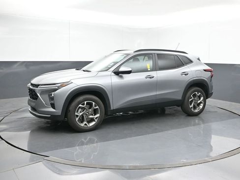 Used 2025 Chevrolet Trax LT w/ LT Convenience Package image 2