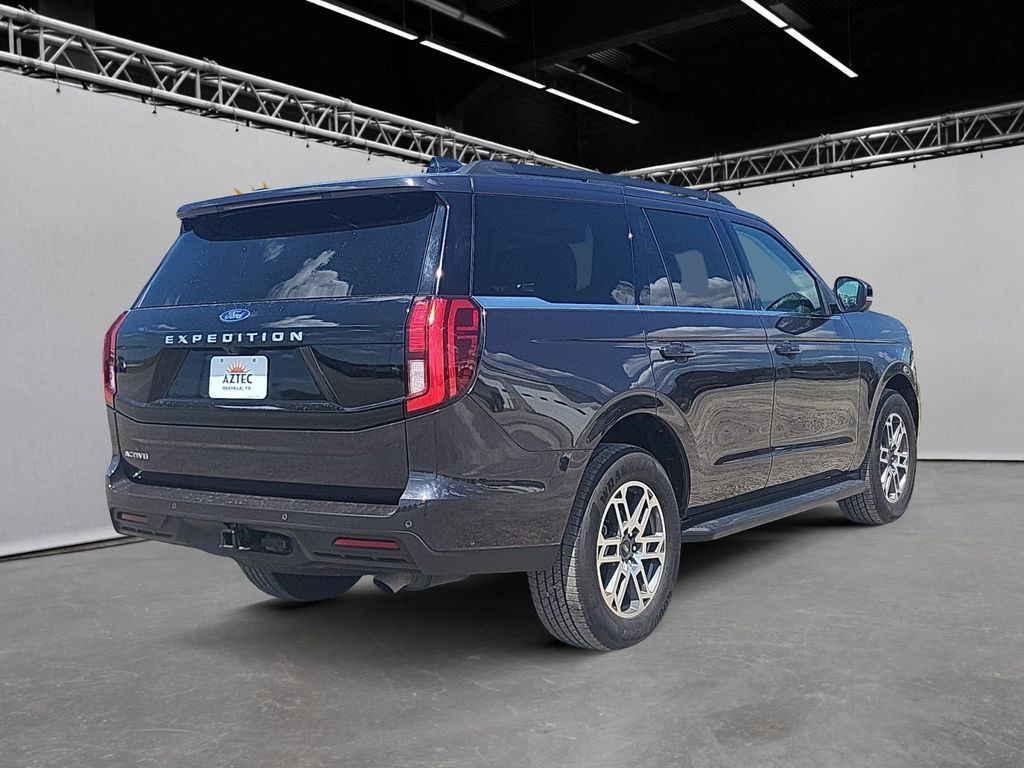 Used 2025 Ford Expedition Active RWD image 5