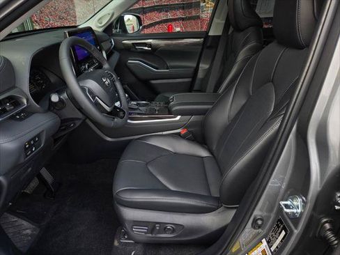 Certified 2026 Toyota Highlander Limited AWD/4WD image 17