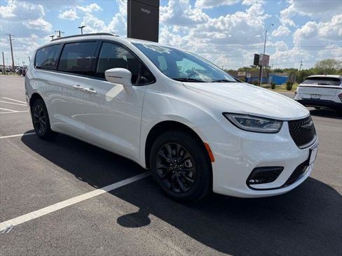 Used 2021 Chrysler Pacifica Touring-L w/ S Appearance Package AWD/4WD image 4